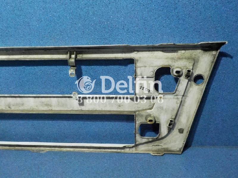 82056840 Решетка радиатора нижняя Volvo