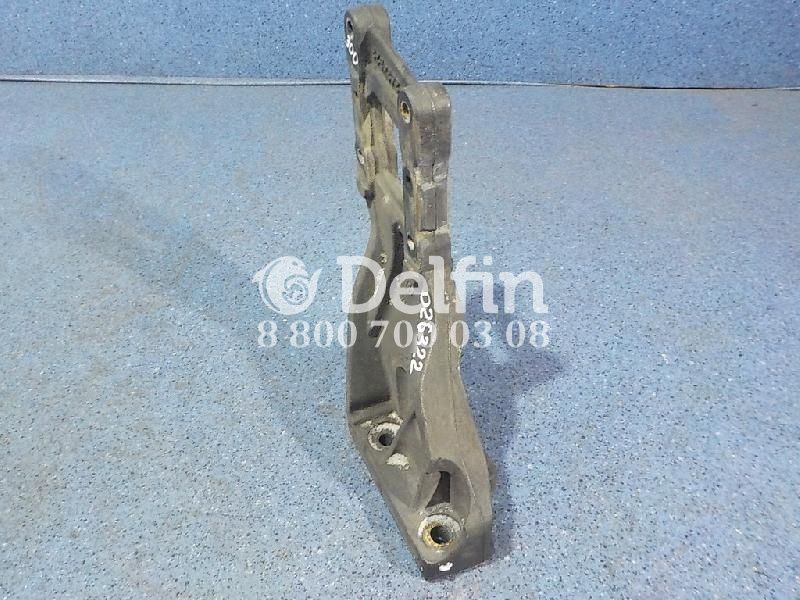 2670305 Кронштейн брызговика правый RH Scania