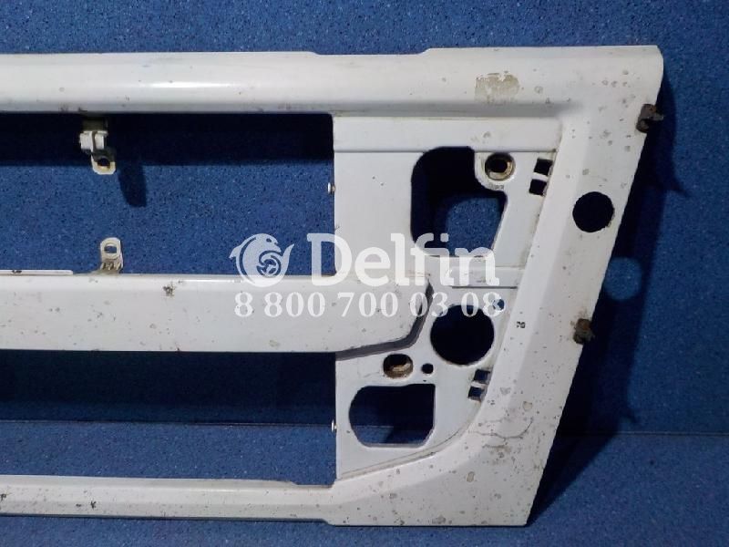 82056840 Решетка радиатора нижняя Volvo